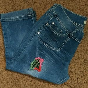 No Boundaries Distressed Denim Capris